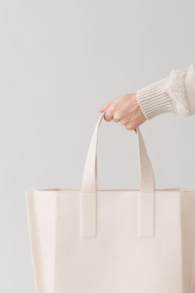 LEATHER TOTE BAG レザー キャンバストート サンド｜COS コス 公式