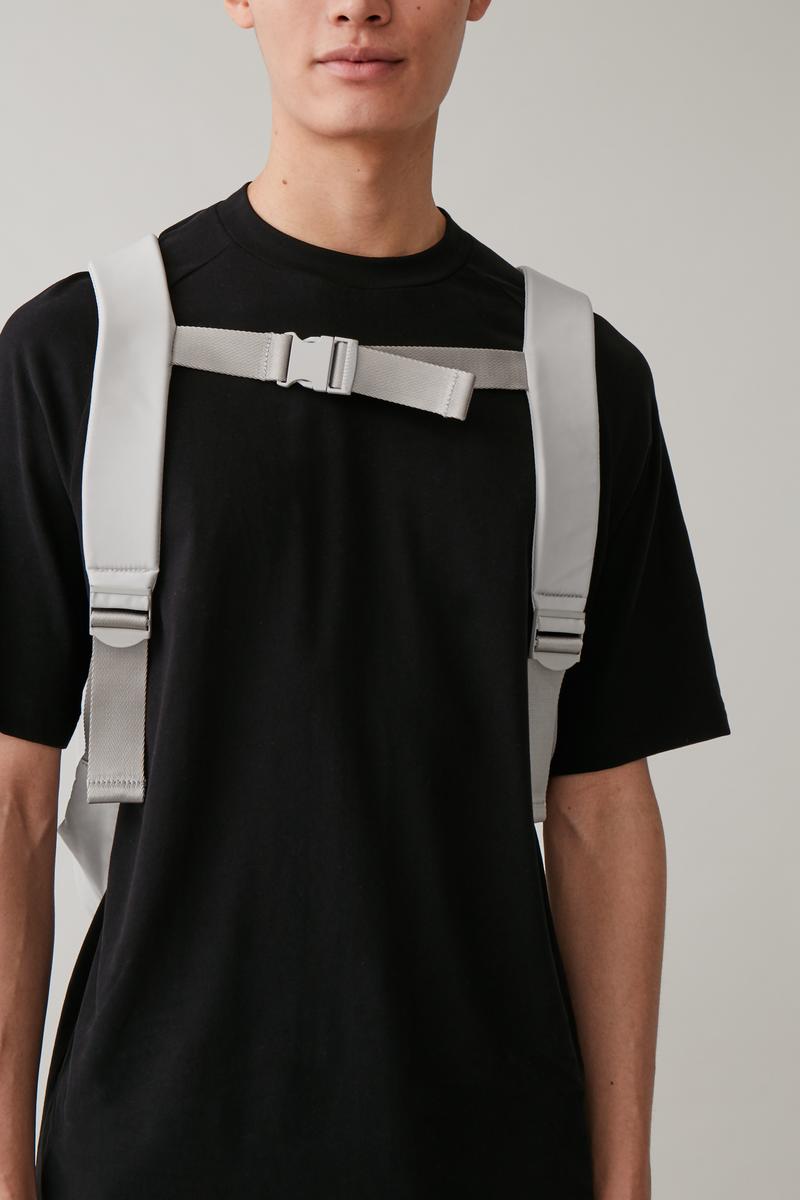 TECHNICAL BACKPACK WITH STRAPS ストラップ付きテクニカルバック 