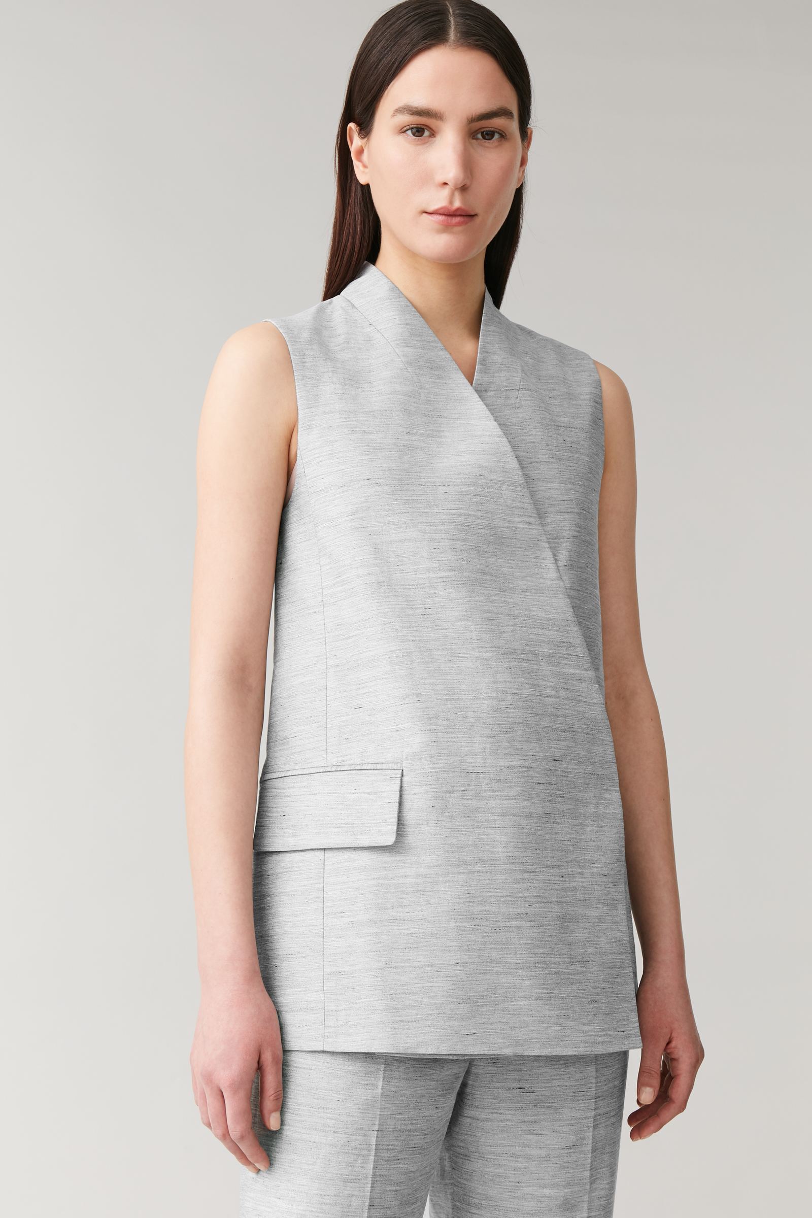 SLEEVELESS LINEN-MIX BLAZER ノースリーブリネン混紡製ブレザー