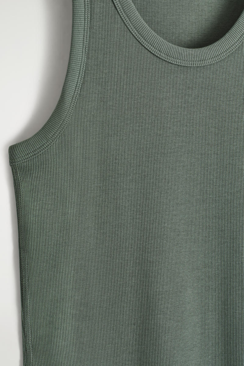 COS リブ編みタンクトップ