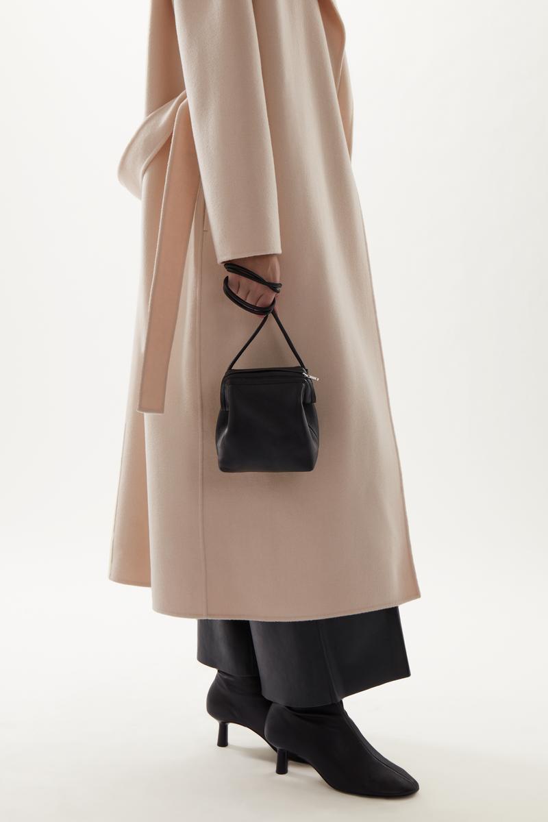 KNOTTED STRAP LEATHER BAG 結び目付きストラップレザーバッグ