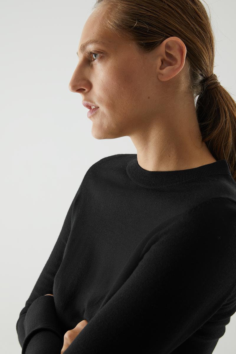 MERINO WOOL CREW NECK JUMPER メリノウール素材Vネックセーター Black