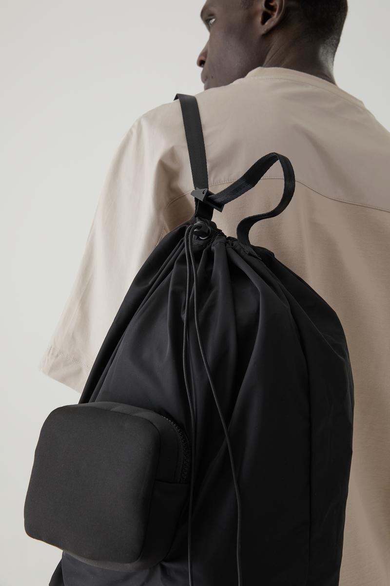 SOFT PACKABLE BAG ソフト収納バッグ black｜COS コス 公式オンライン