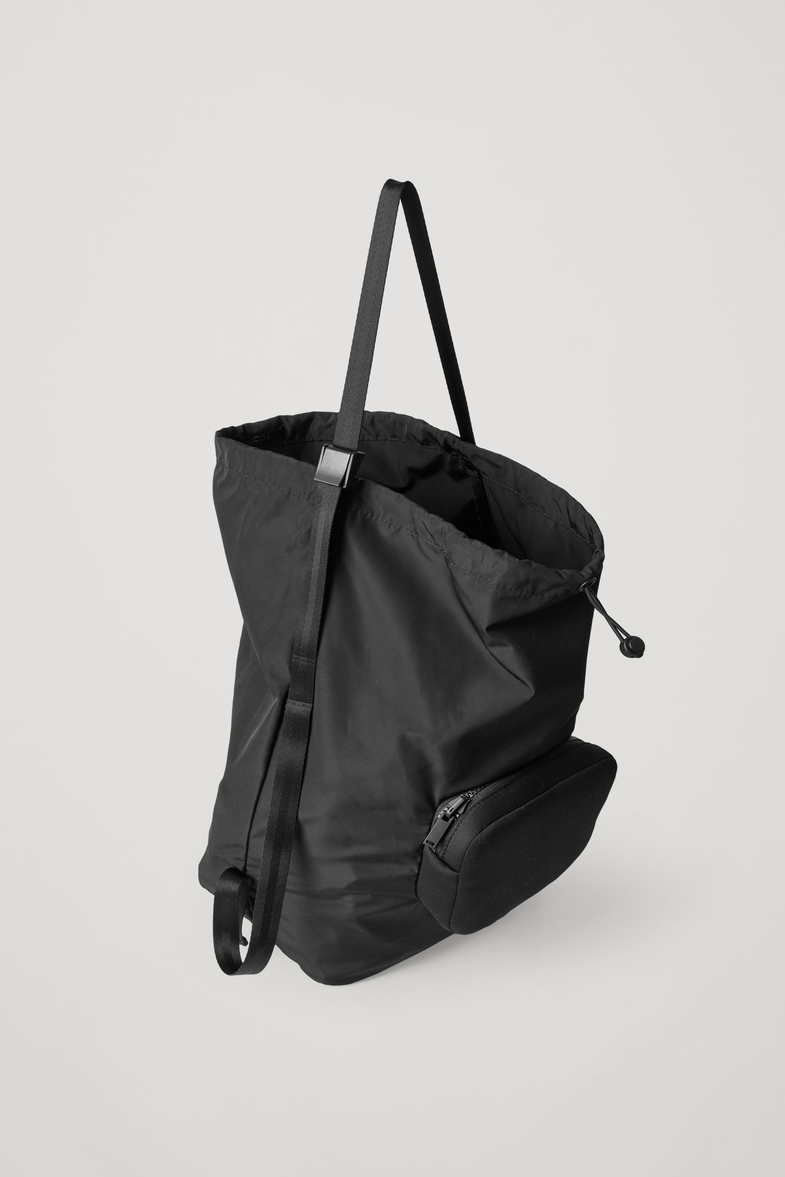 SOFT PACKABLE BAG ソフト収納バッグ black｜COS コス 公式オンライン