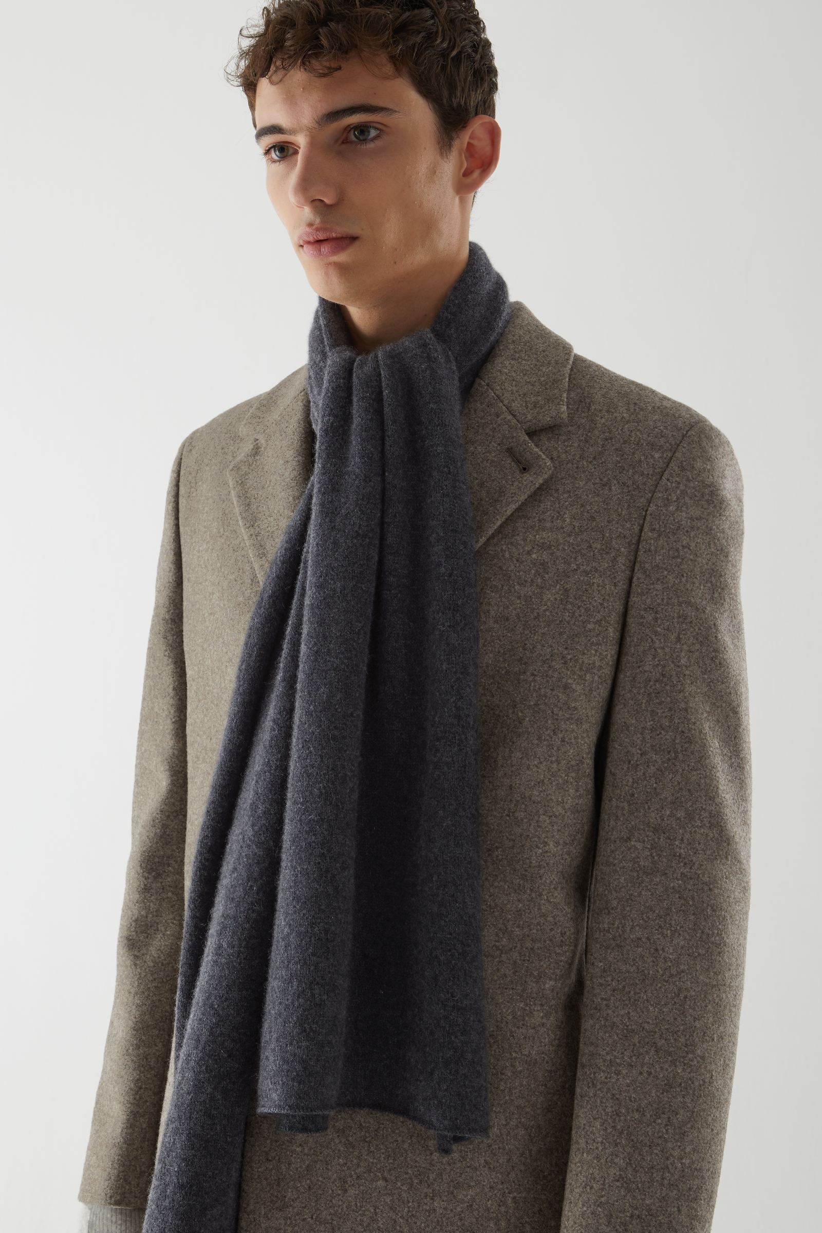 KNITTED CASHMERE SCARF ニットカシミアスカーフ Dark grey|COS コス KNITTED CASHMERE SCARF ニットカシミアスカーフ Dark grey|COS コス