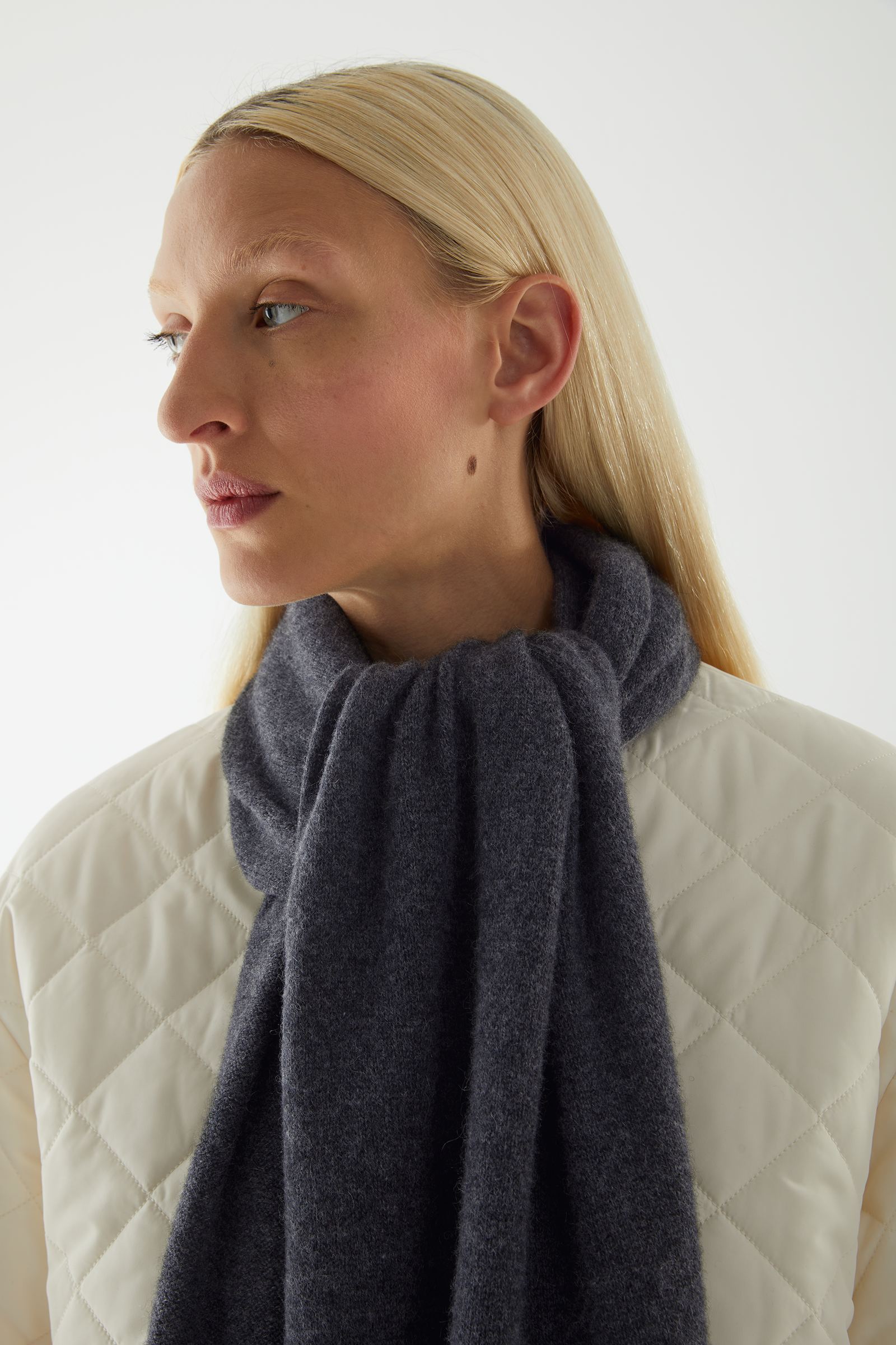 KNITTED CASHMERE SCARF ニットカシミアスカーフ Dark grey｜COS コス