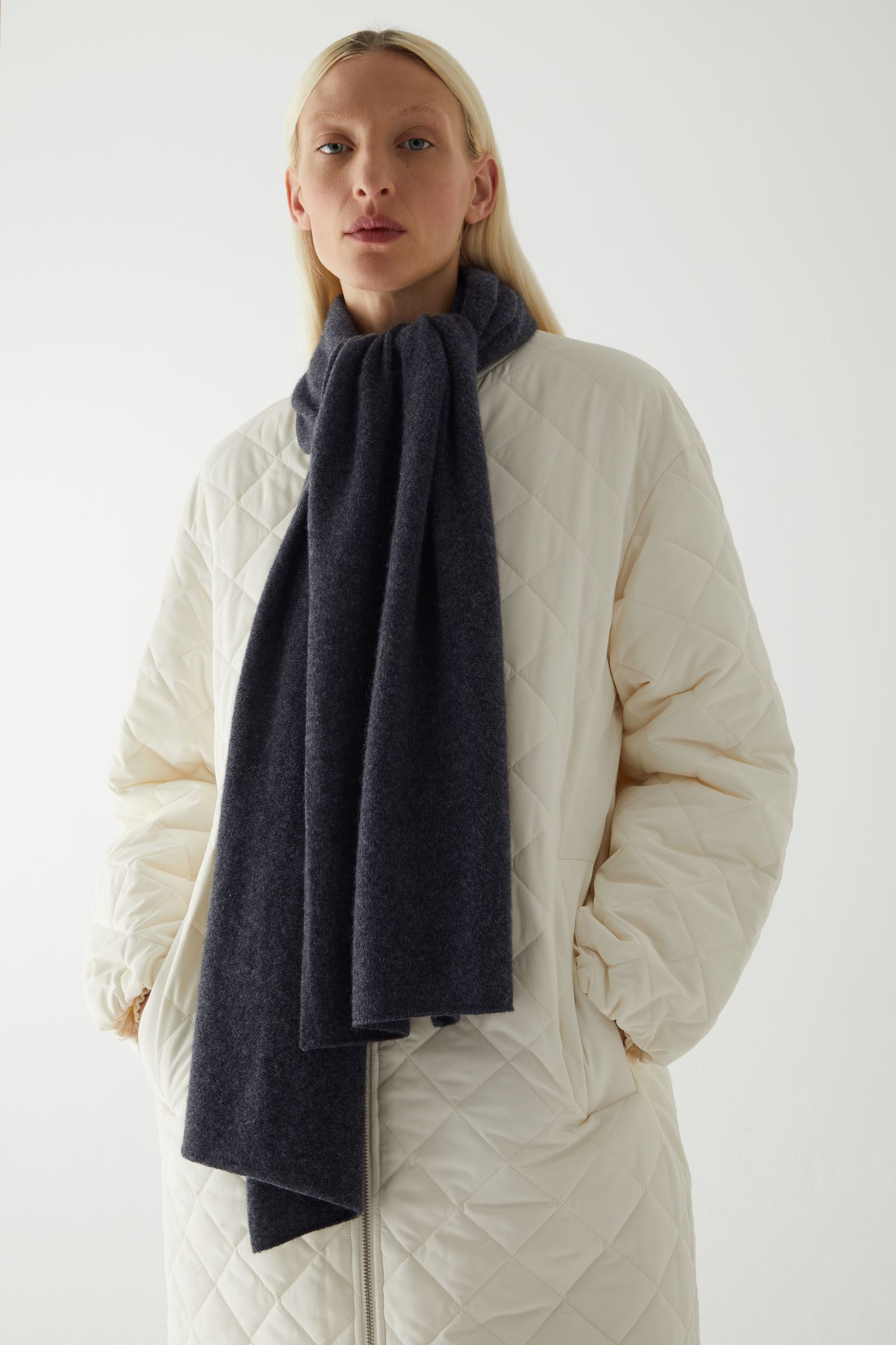 KNITTED CASHMERE SCARF ニットカシミアスカーフ Dark grey｜COS コス