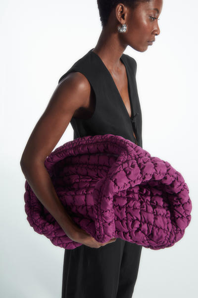 COS オーバーサイズ キルトショルダーバッグ