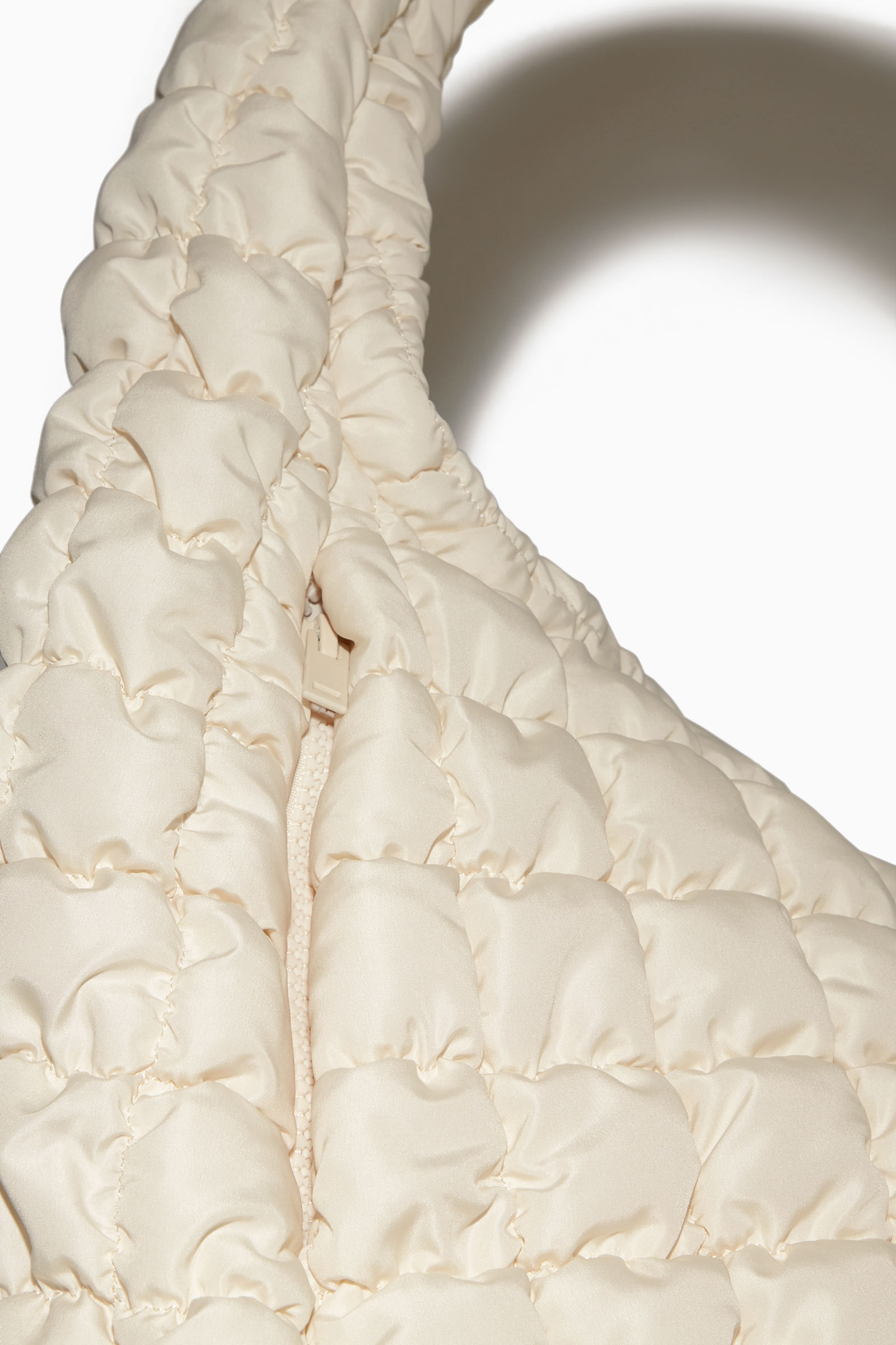 COS キルティングバッグ　キルト　ショルダーバッグ ベージュ RECYCLED POLYESTER QUILTED OVERSIZED SHOULDER BAG オーバーサイズ