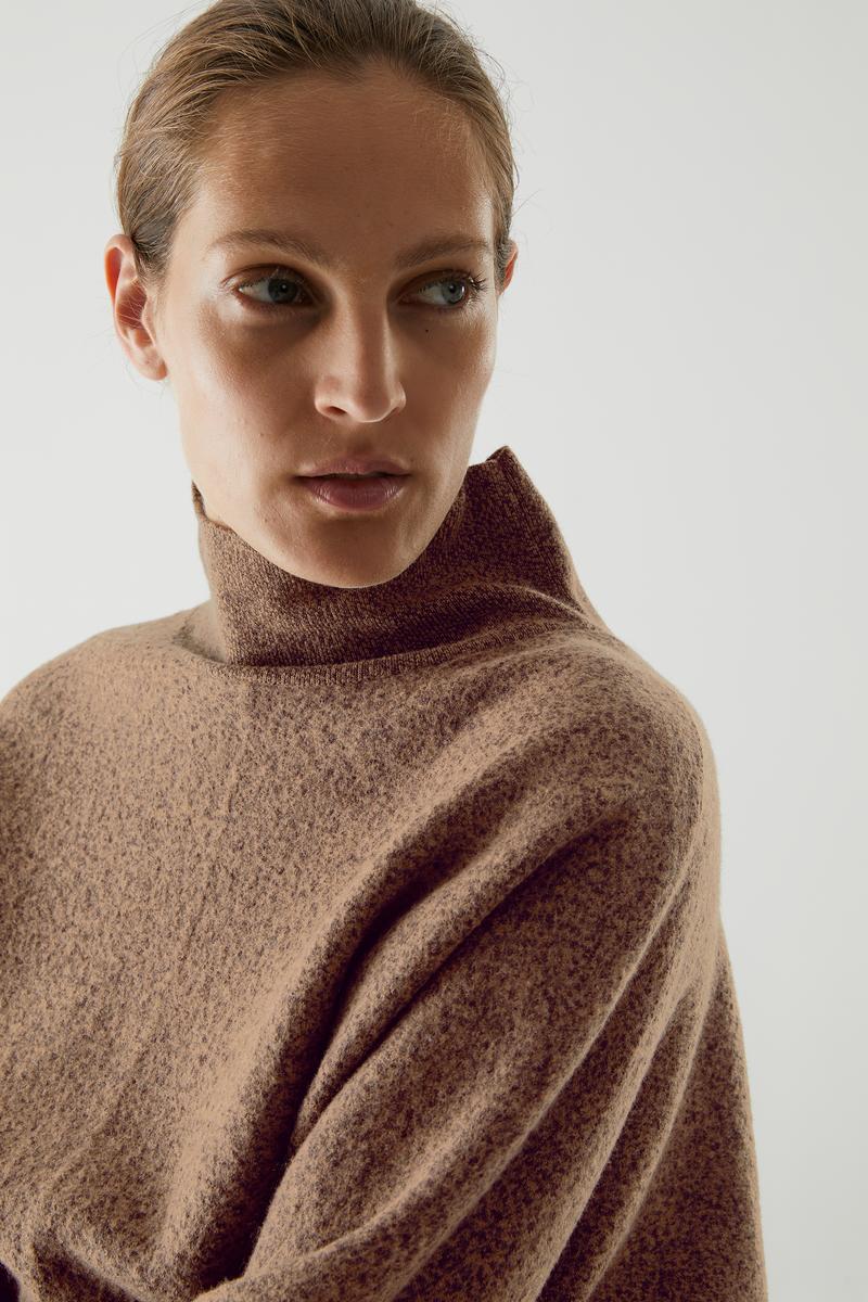 COS ウール素材クロップドタートルネックセーター