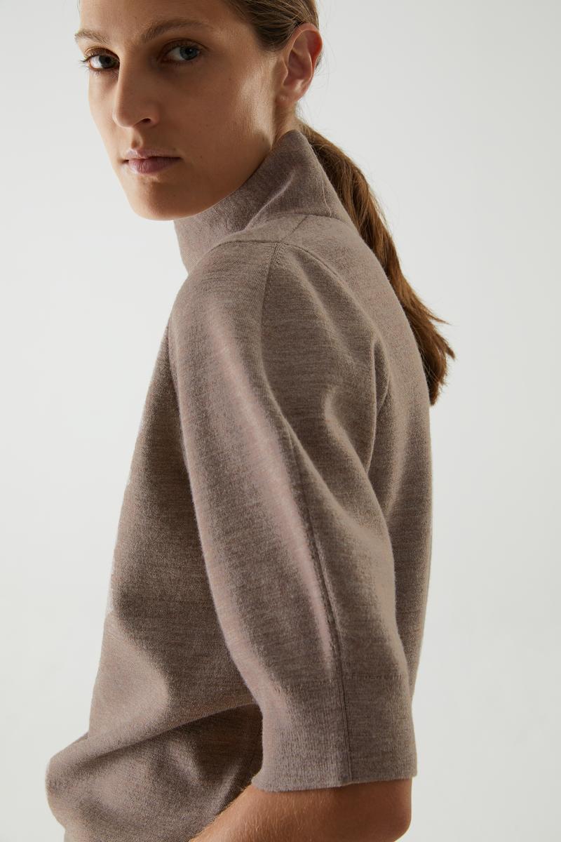 COS メリノウールコットン混紡ロールネック スリーブディテールトップス