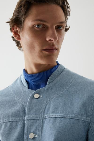 COS リサイクルコットンミックスデニム襟なしベースボールジャケット