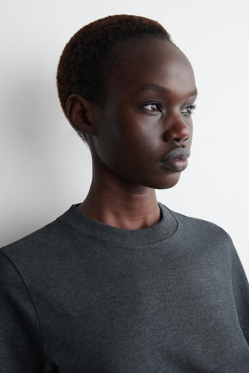 COS クリーンカットTシャツ