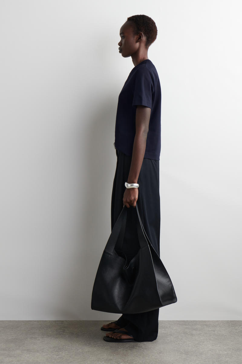 COS クリーンカットTシャツ