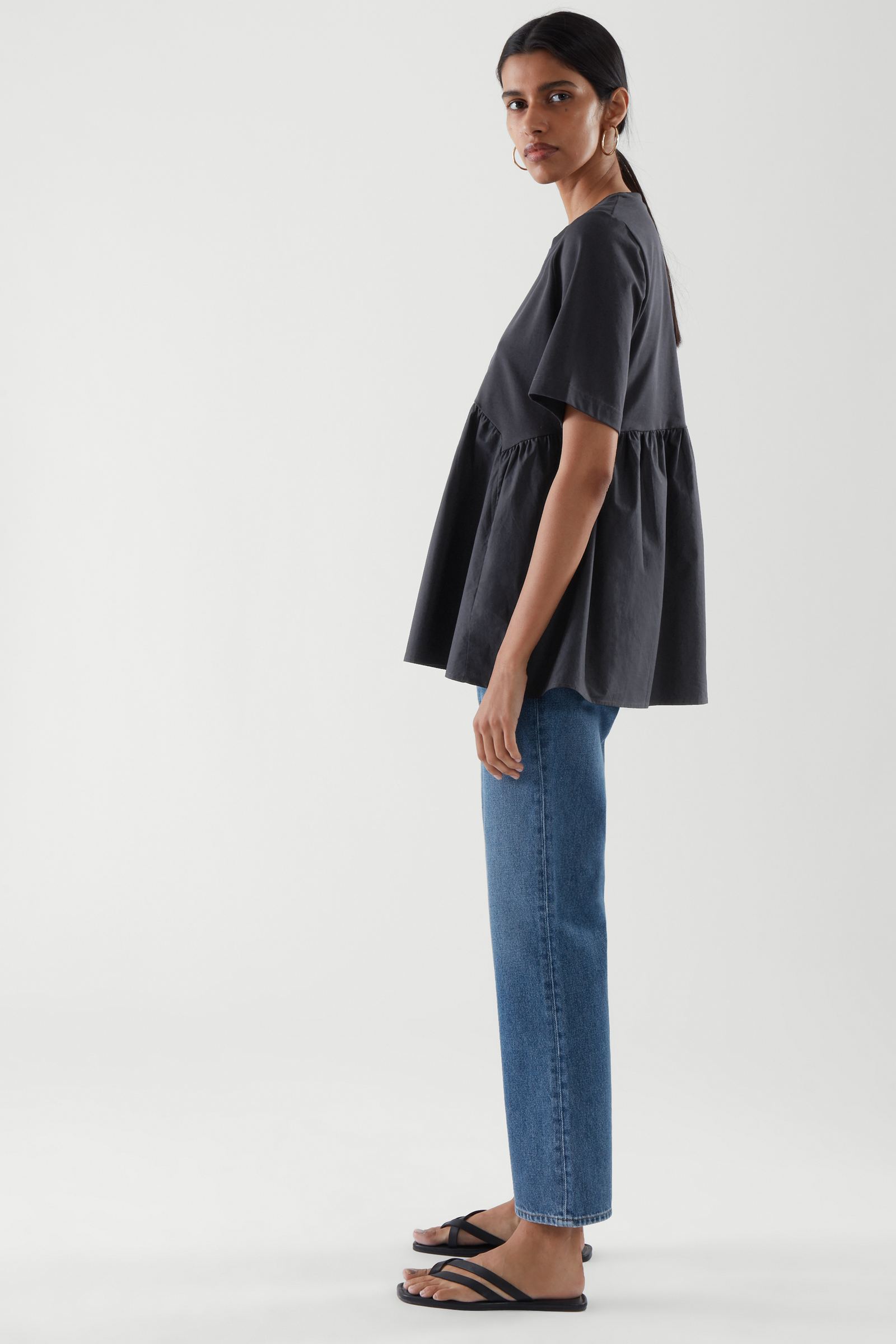 COS ギャザーコットントップ GATHERED TOP ギャザートップ ネイビー｜COS コス 公式オンラインストア