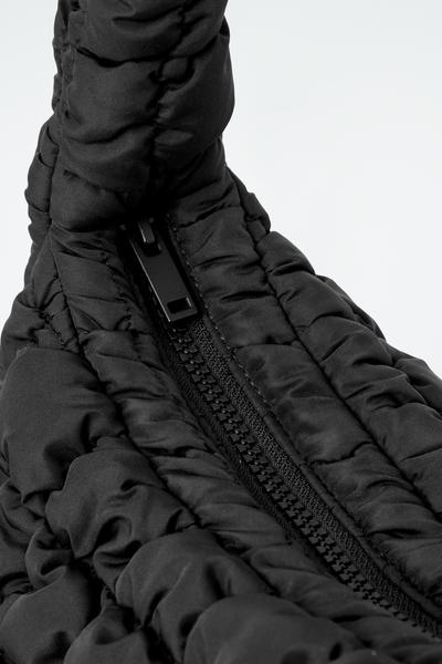 COS キルトミニバッグ