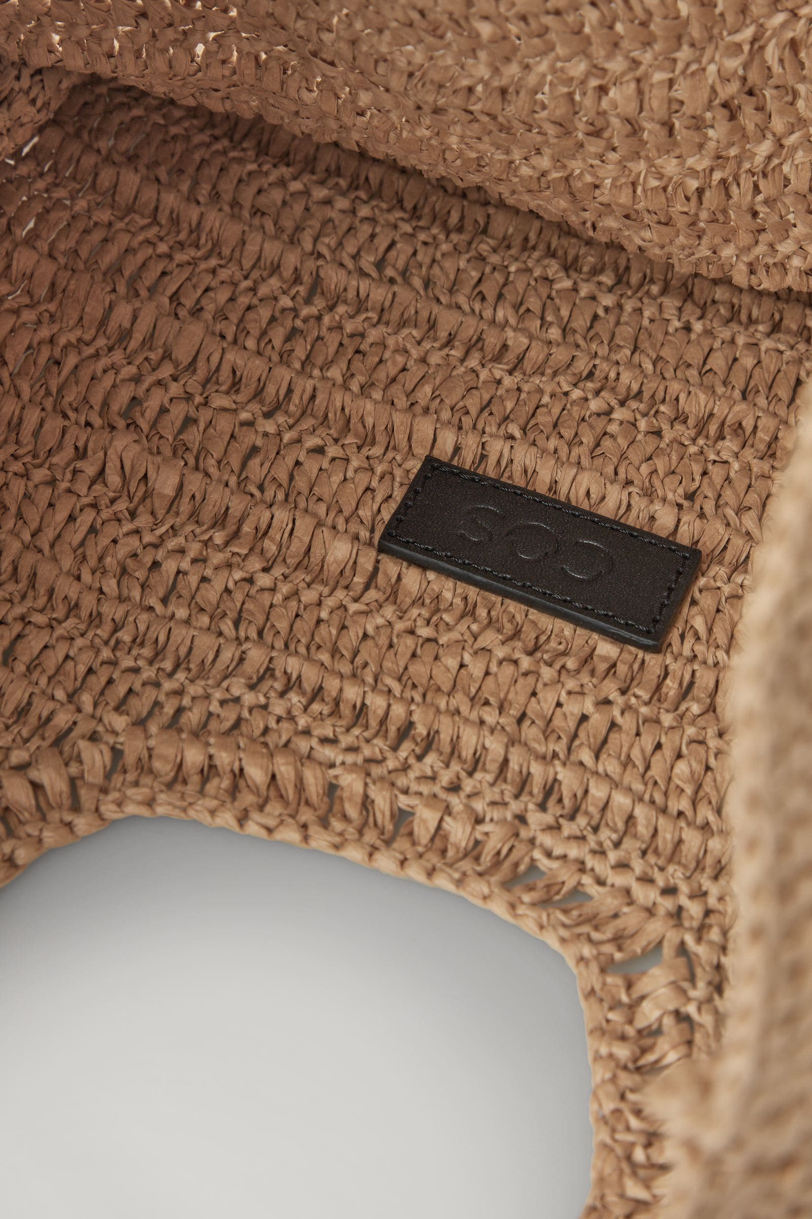 MINI RAFFIA BAG ミニラフィアバッグ ベージュ / ブラック｜COS コス