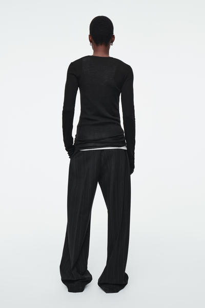 COS スリムフィット クルーネックメリノウールトップ