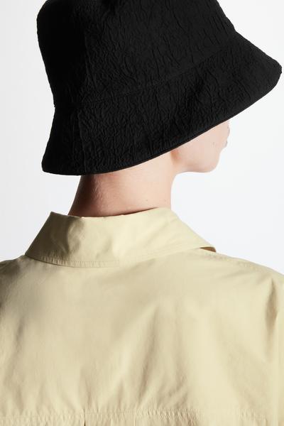 CRINKLED BUCKET HAT バケットハット｜COS コス 