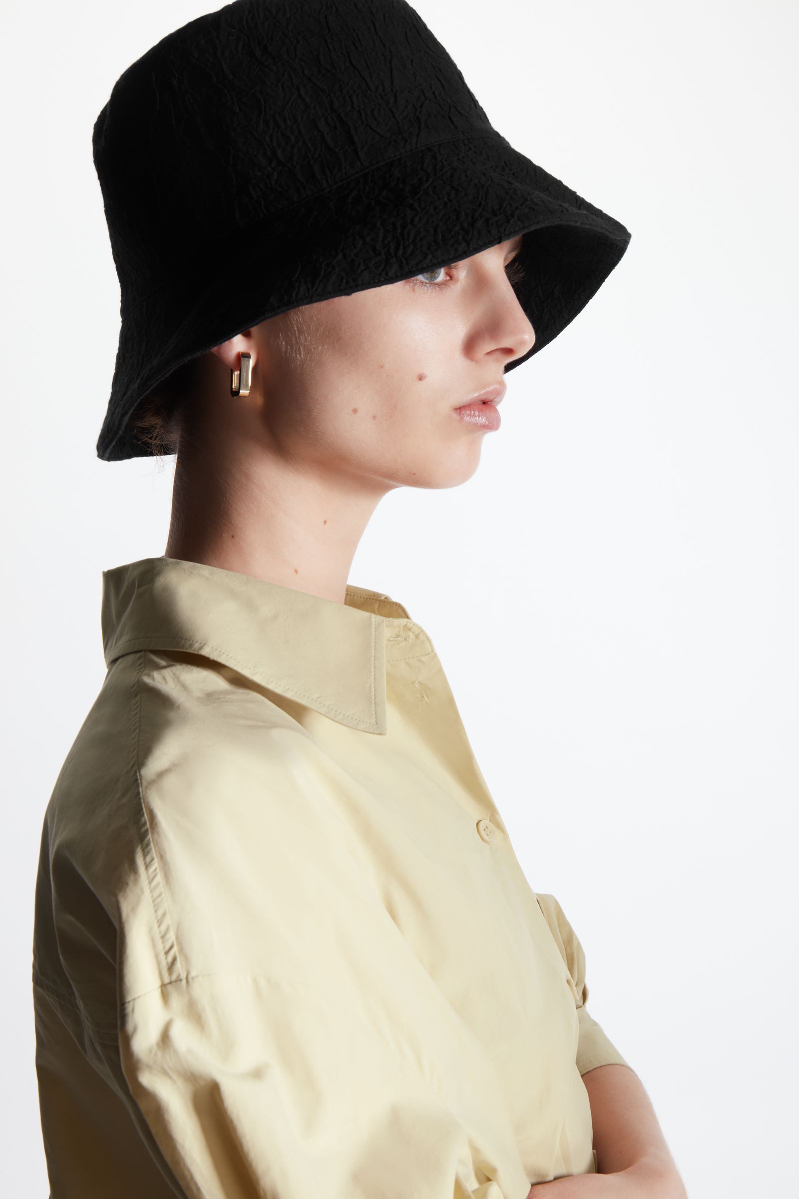 CRINKLED BUCKET HAT バケットハット｜COS コス 