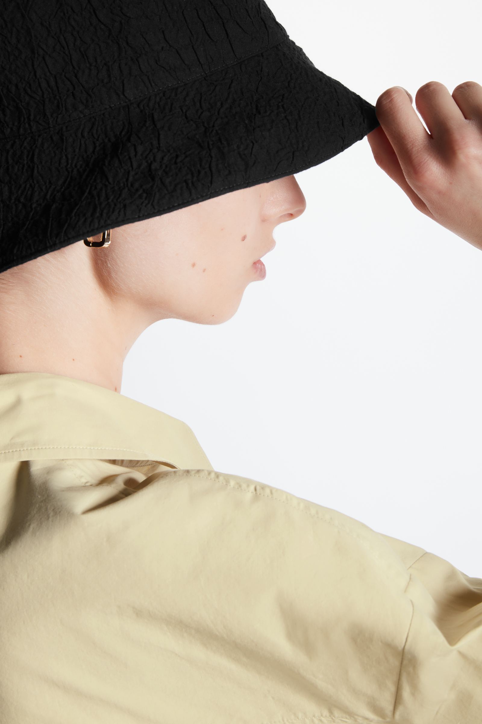 CRINKLED BUCKET HAT バケットハット｜COS コス 