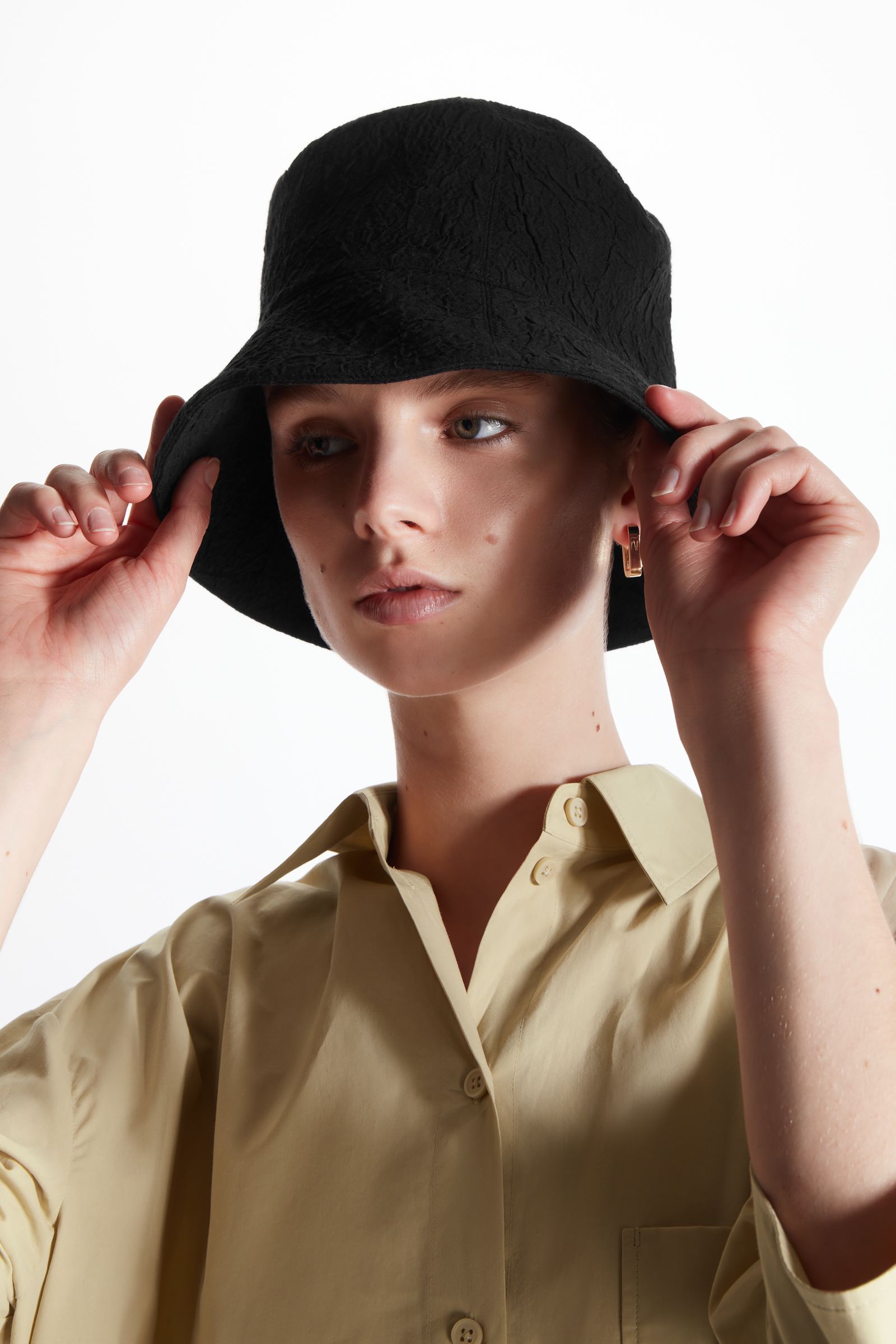 CRINKLED BUCKET HAT バケットハット｜COS コス 