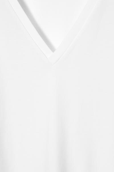 COS VネックTシャツ