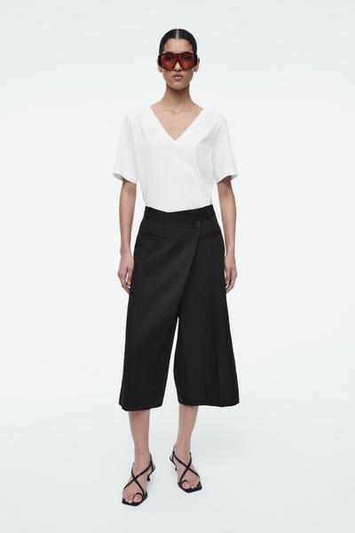 COS VネックTシャツ