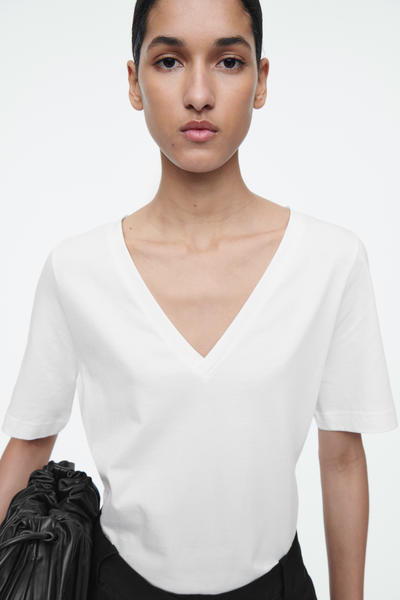 COS VネックTシャツ