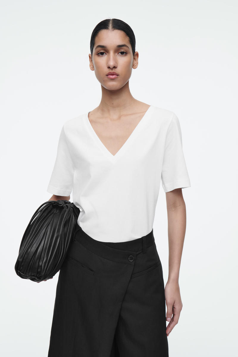 COS VネックTシャツ