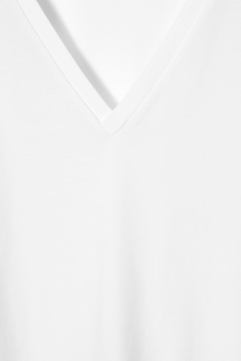 COS VネックTシャツ