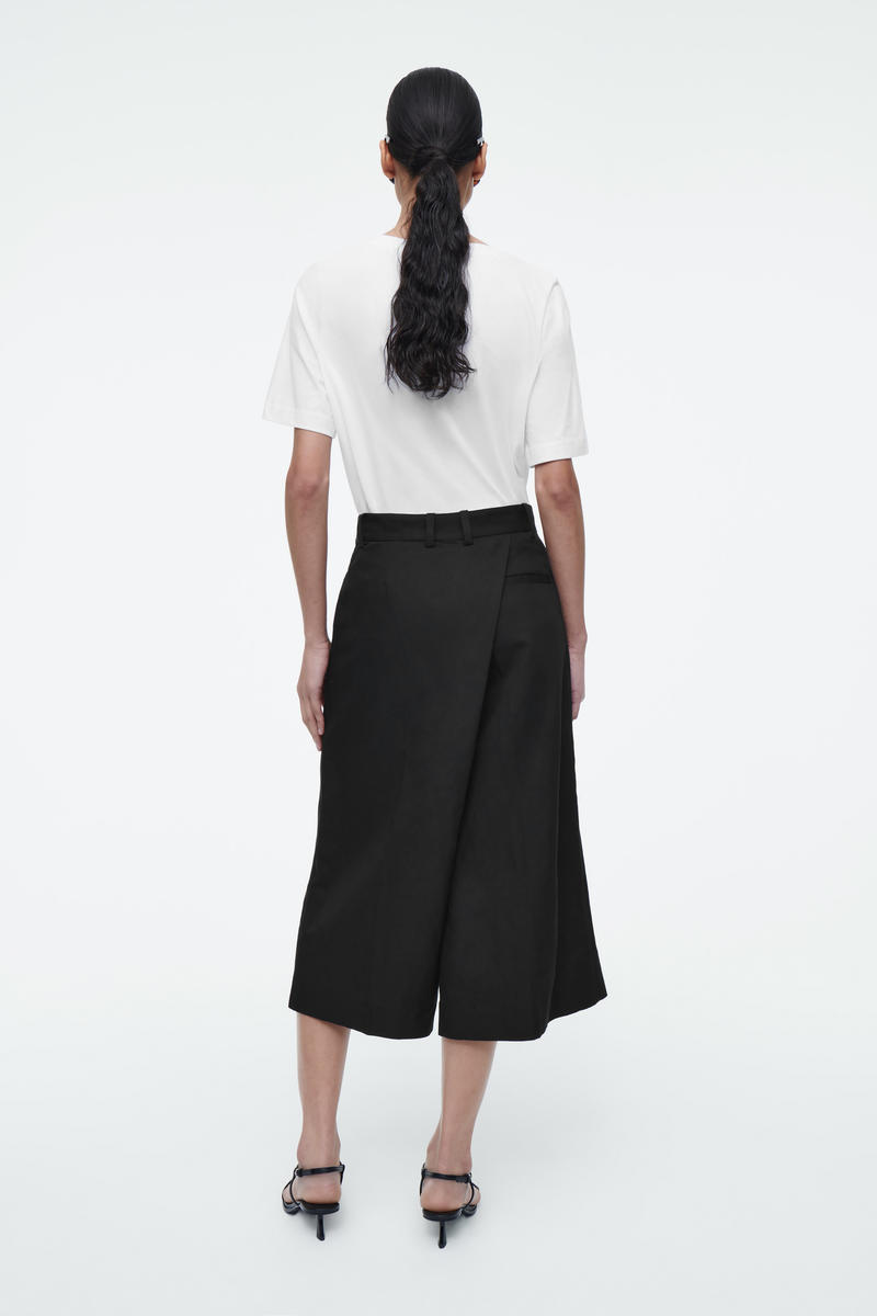 COS VネックTシャツ