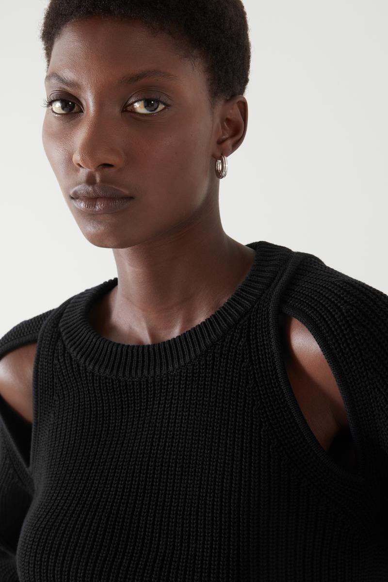 完売品　COS カットアウトニット KNITTED CUT-OUT JUMPER ニットカットアウトセーター ブラック｜COS