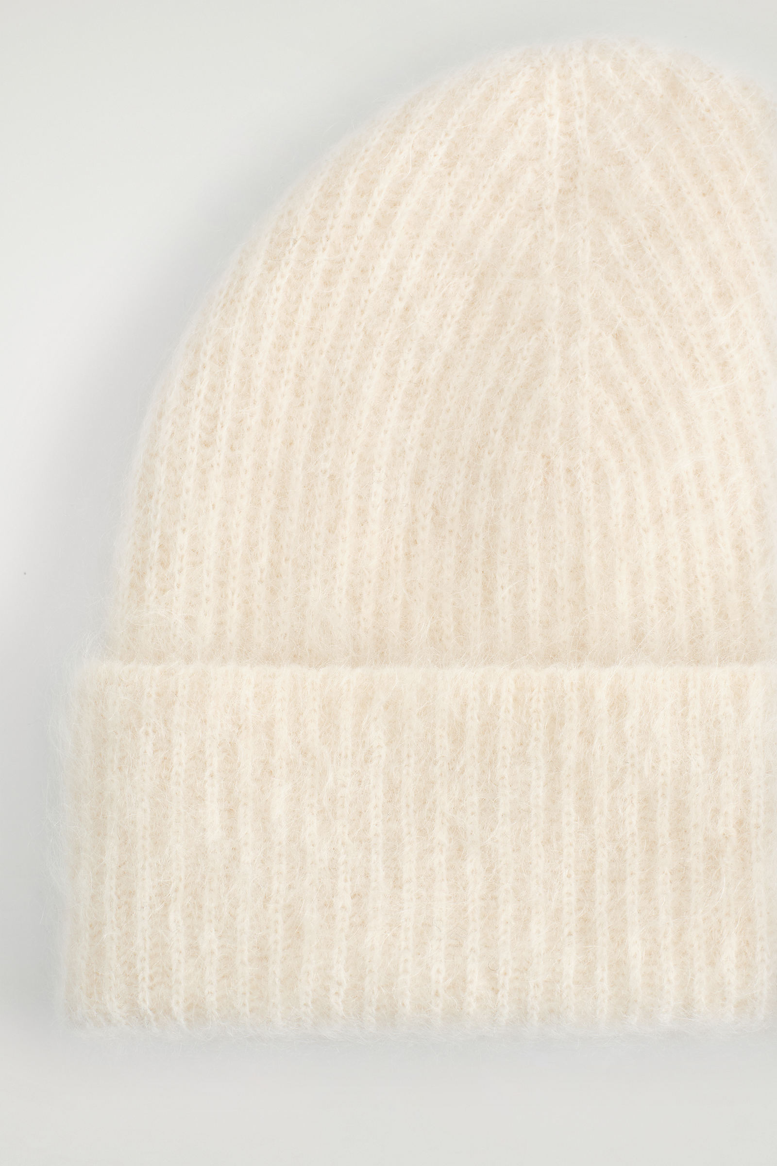 TEXTURED KNITTED BEANIE HAT ニットビーニー帽 クリーム｜COS コス