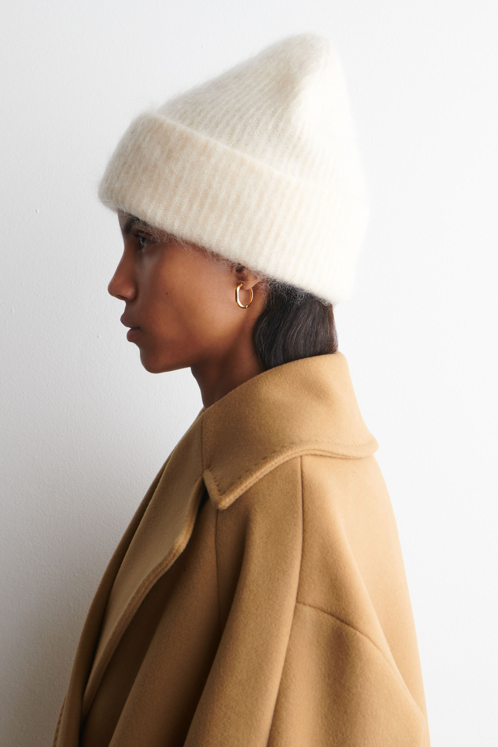 TEXTURED KNITTED BEANIE HAT ニットビーニー帽 クリーム｜COS コス