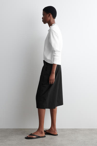 COS レギュラーフィットヘビーウェイト長袖Tシャツ