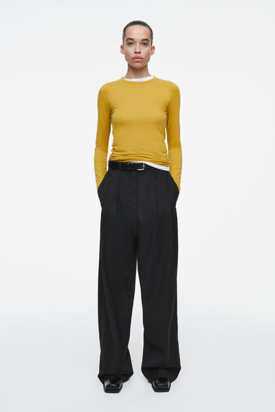 COS スリムフィット 長袖トップ