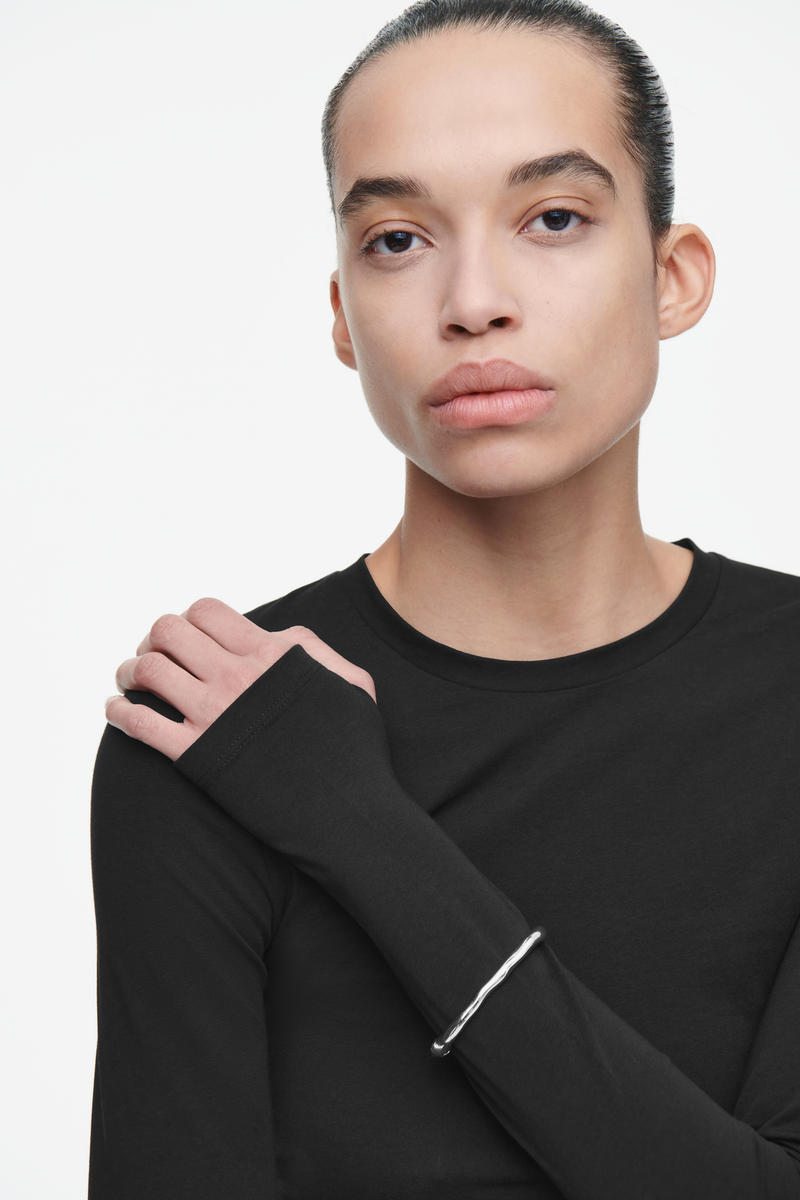 SLIM-FIT LONG-SLEEVE TOP スリムフィット 長袖トップ ブラック｜COS