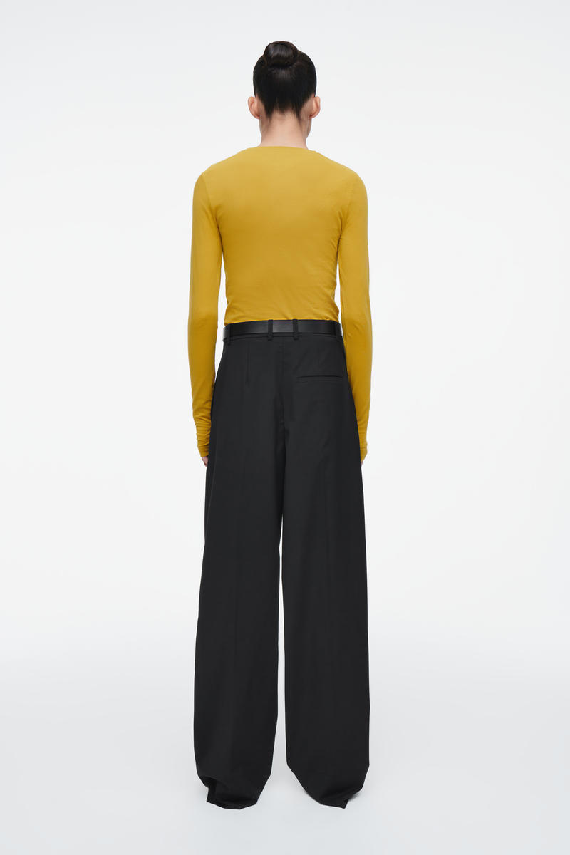 COS スリムフィット 長袖トップ