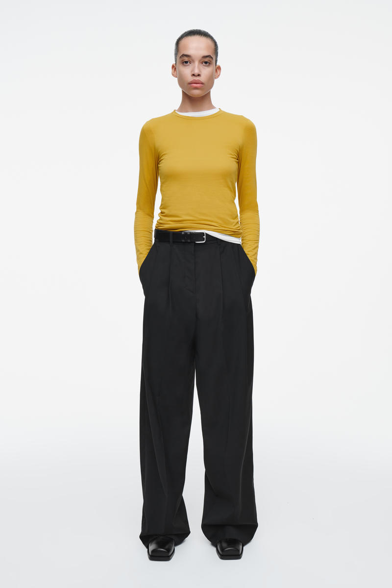 COS スリムフィット 長袖トップ