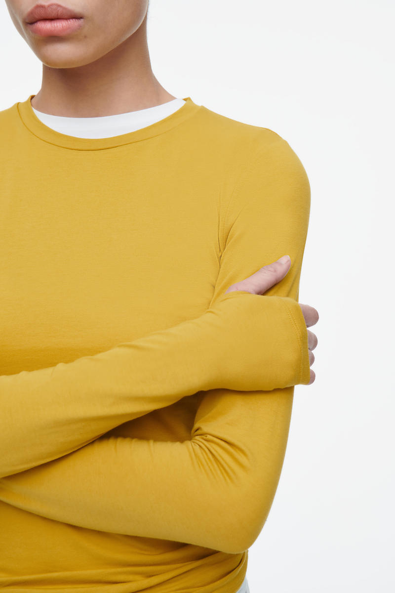 COS スリムフィット 長袖トップ