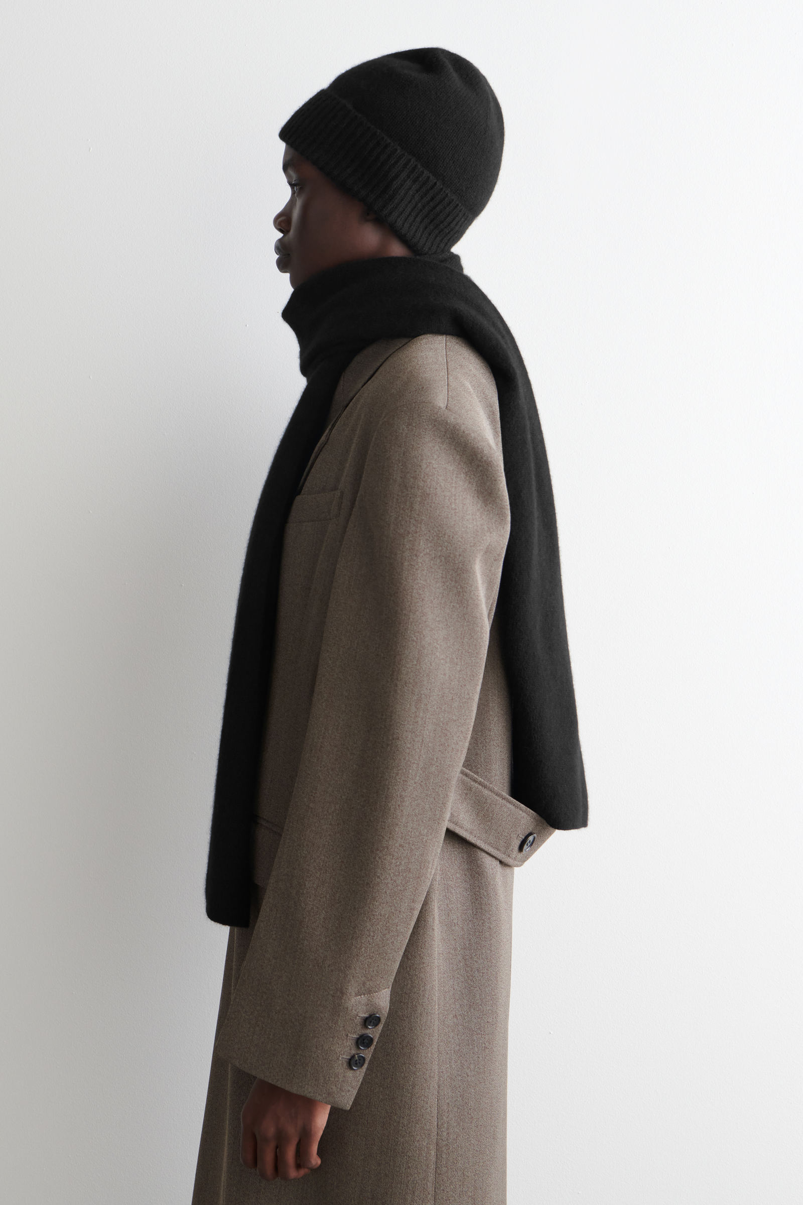 UNISEX CASHMERE SCARF ユニセックスカシミヤマフラー ブラック｜COS