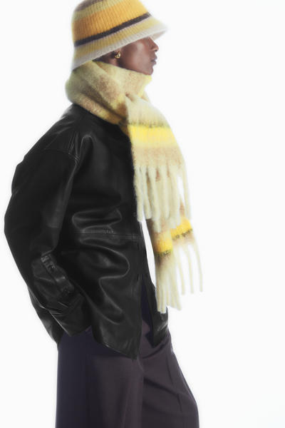 COS オーバーサイズモヘアマフラー