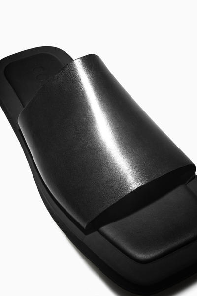 COS スクエアトゥレザースライダーサンダル