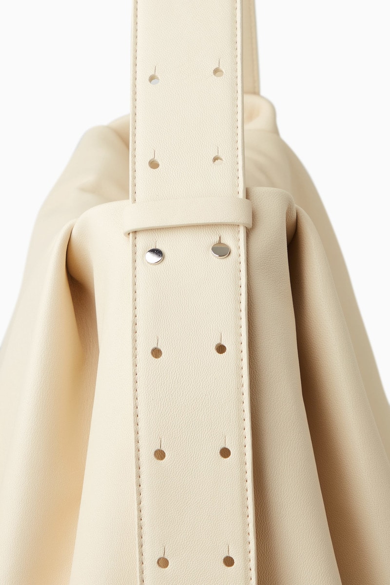 COS オーバーサイズプリーツショルダーバッグ - レザー