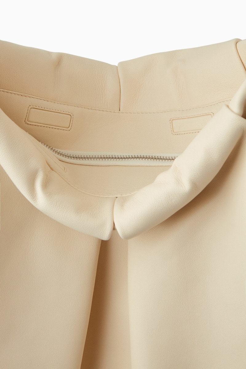 COS オーバーサイズプリーツショルダーバッグ - レザー