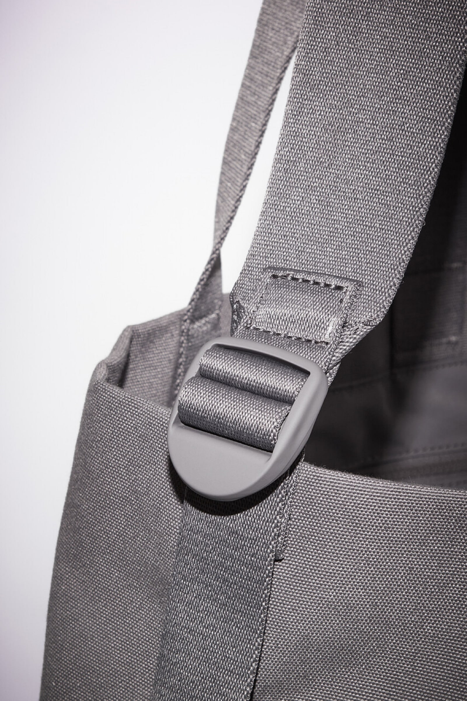 UTILITY TOTE BAG ユーティリティートートバッグ ダークグレー｜COS 