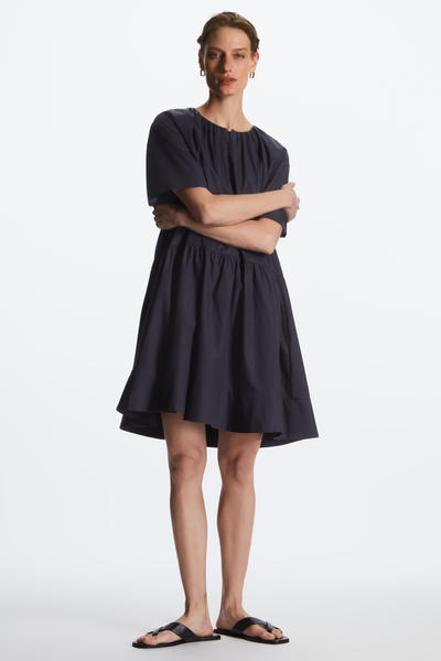 OVERSIZED TIERED DRESS オーバーサイズ ティアードワンピース｜COS 