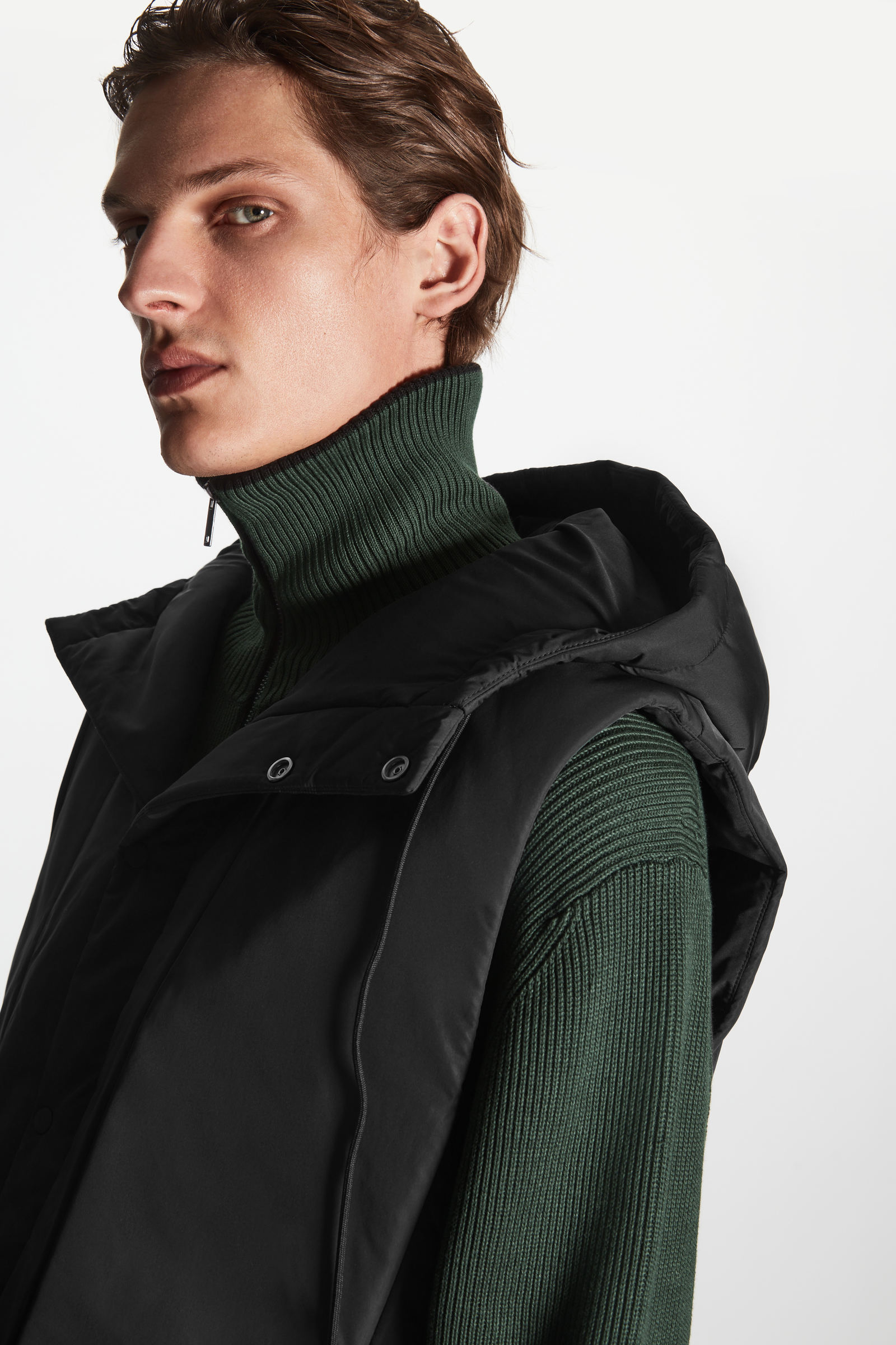 cos ダブルフェイスハイブリッドフード付きジレ PADDED HOODED HYBRID