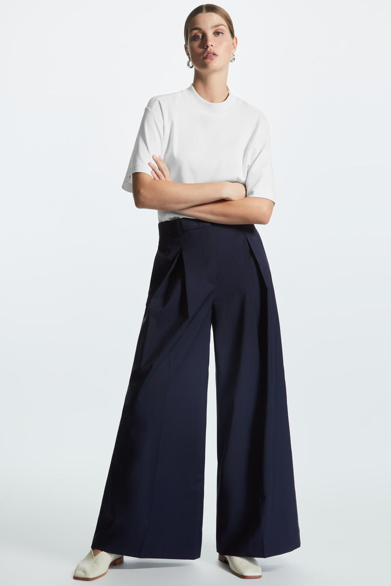 HIGH-WAISTED WIDE-LEG PLEATED TROUSERS 